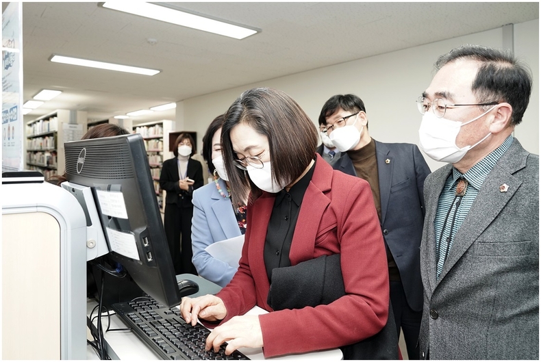 1경기성남교육도서관 재개관식에 참석해 도서검색하는 은수미성남시장