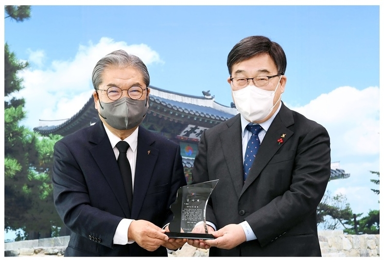 신동헌 광주시장, 경기도교육감으로부터 표창 수상