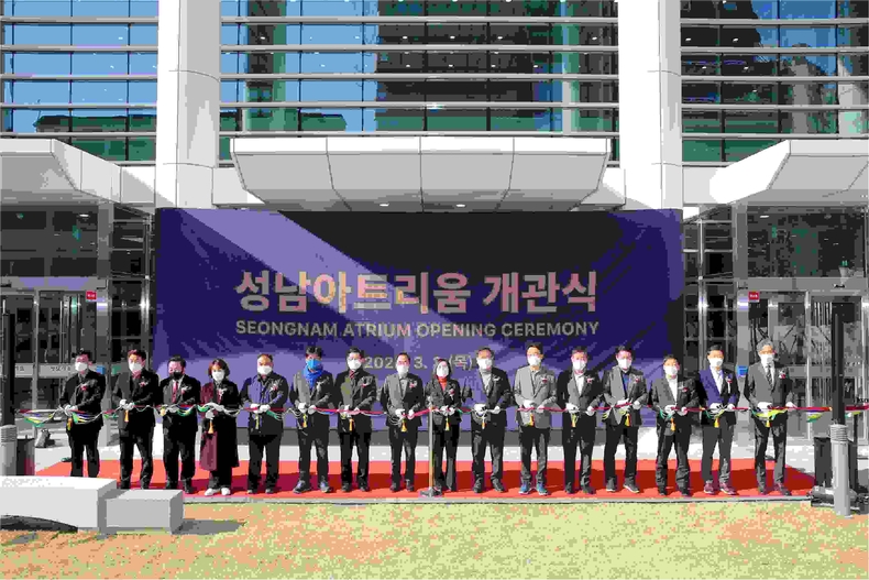 성남아트리움 개관식에 참석한 내빈들이 테이프커팅을 준비하고 있다 ⓒ타임즈