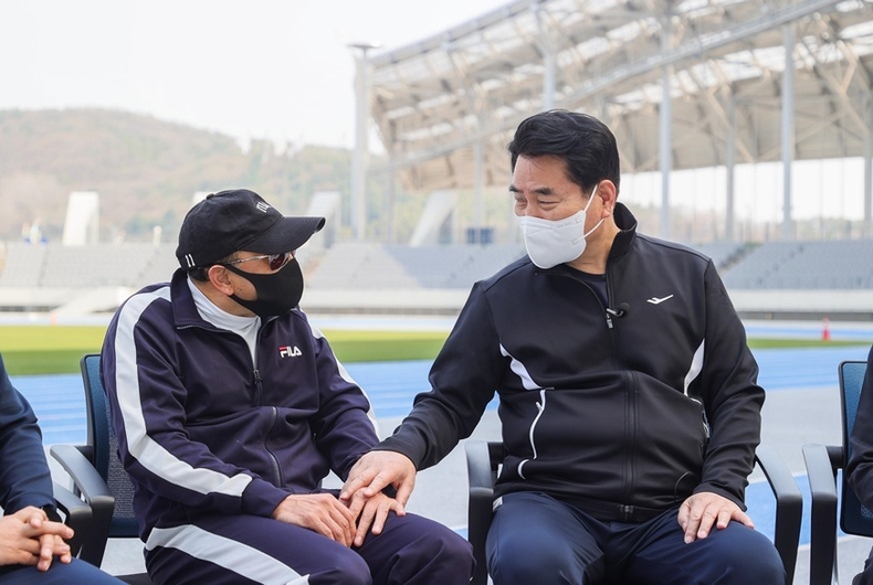 1-1. 백군기 용인시장과 이봉주 전 마라톤 선수가 이야기를 나누고 있다. ⓒ타임즈