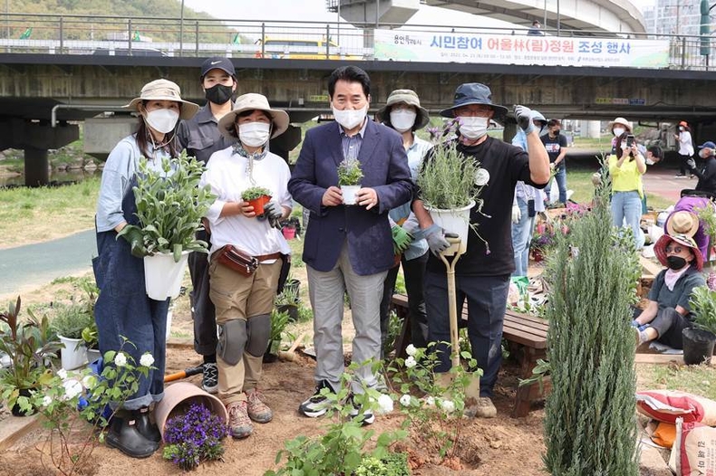 1, 백군기 시장이 시민들과 함께 어울林(림)정원서 꽃을 심고 있다 ⓒ타임즈