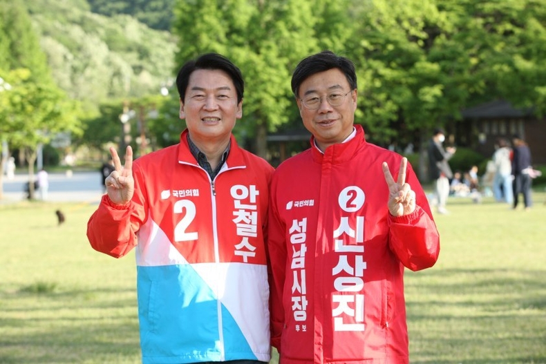 신상진 국민의힘 성남시장 후보가 14일 오후 율동공원에서 안철수 분당갑 후보와 함께 산책 나온 시민들을 만났다. ⓒ타임즈