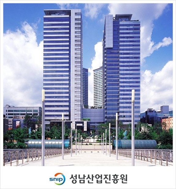 킨스타워 전경 사진_진흥원 로고 ⓒ타임즈