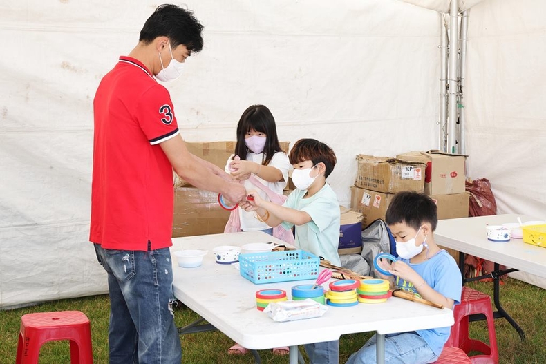 바우덕이 축제는 아이들의 또 다른 놀이터이다. 나무로 장난감을 만들며 즐거운 시간을 보낸다. ⓒ타임즈