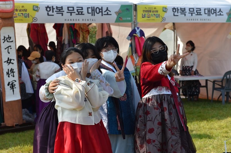 오늘은 내가 주인공! 한복을 입고 축제장을 방문한 시민들이 환한 미소를 띠며 사진을 찍고 있다. ⓒ타임즈