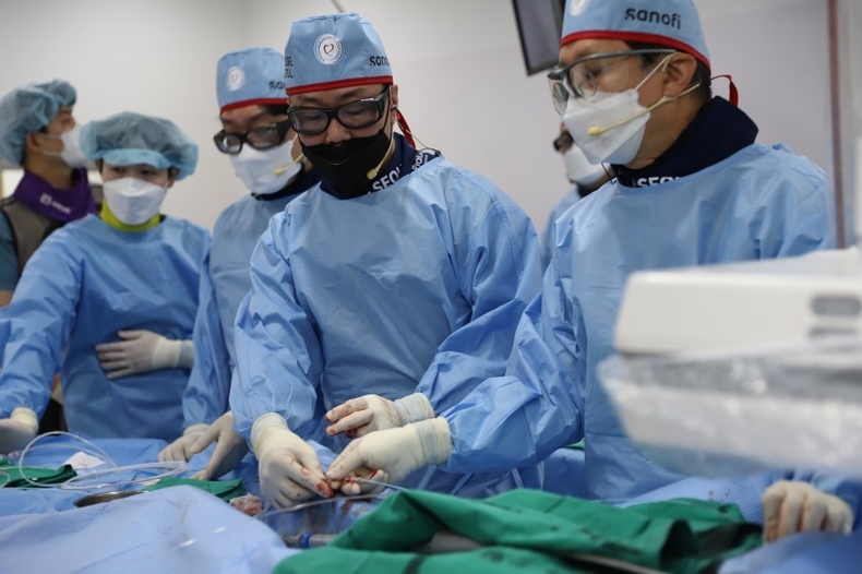 분당 차병원 심장내과 심혈관 중재술 공개 시연 사진. (사진 오른쪽 두 번째부터) 분당 차병원 심장내과 문재연, 김상훈 교수가 EVAR 시술을 시연하고 있다. ⓒ타임즈
