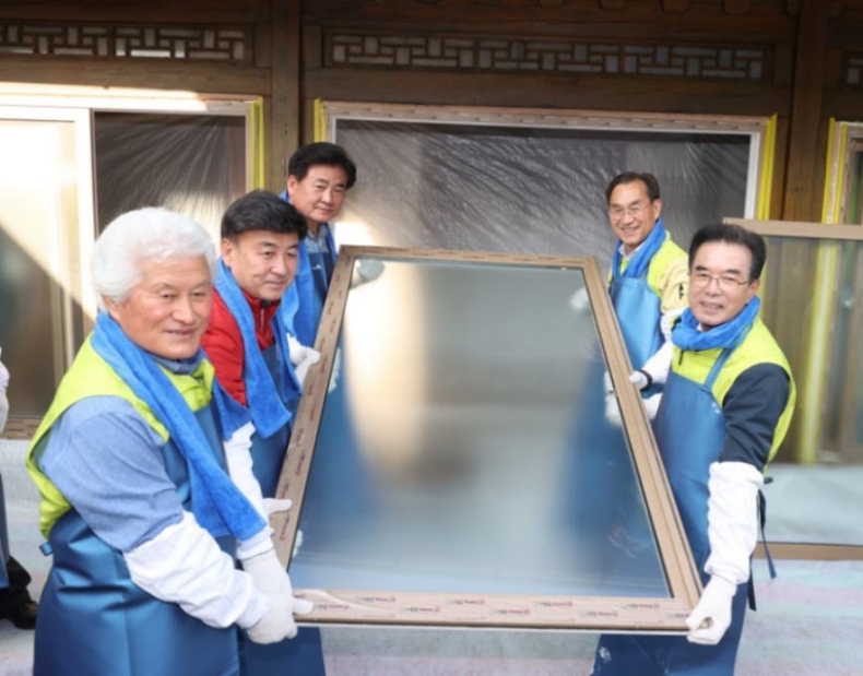 8일 경기 광주시 관내 농가를 대상으로 시설 개선 봉사활동을 실시하고 마을회관에 가전제품과 생활용품을 전달했다. ⓒ타임즈