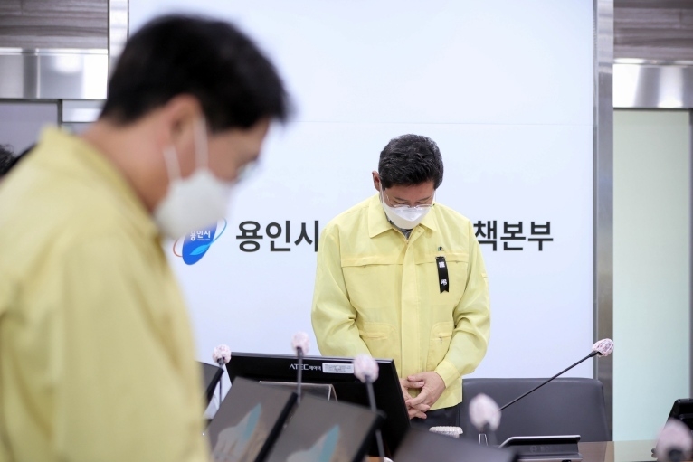 7-1. 이상일 용인특례시장이 30일 이태원 참사 관련 긴급회의를 주재하기에 앞서 시 간부 공무원들과 묵념을 하고 애도의 뜻을 표했다. ⓒ타임즈