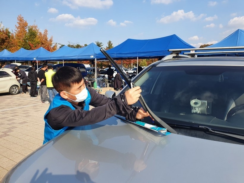 경기도자동차전문정비사업조합 성남시지회, 성남시청 B동주차장에서 성남시민 안전을 위한 동절기 대비 자동차 무상점검 행사. 실시.와이퍼 교체중(1) ⓒ타임즈