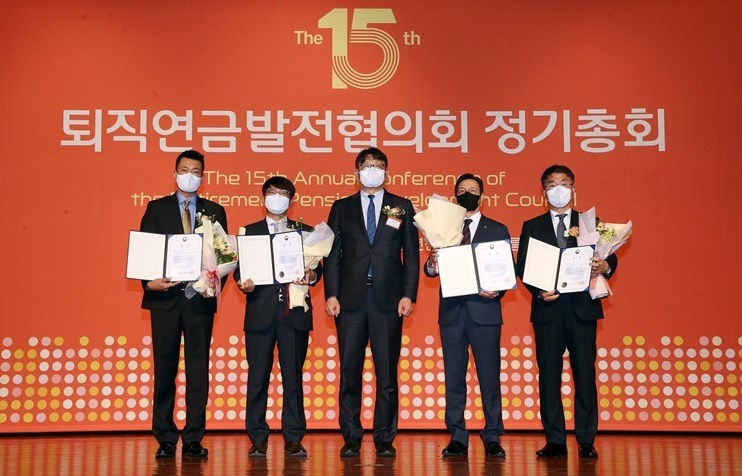 보도자료 사진(발송) ⓒ타임즈<br>
사진설명>23일 서울 영등포구 63빌딩에서 열린 퇴직연금발전협의회 정기총회에서 신한은행 이영종 부행장(왼쪽 두번째)과 고용노동부 권기섭 차관(가운데)이 우수사업자 선정 후 기념 촬영하고 있는 모습