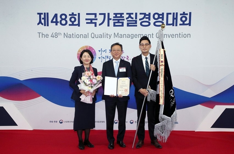 사진설명>지난 23일 일산 킨텍스에서 개최된 제48회 국가품질경영대회에서 국가품질혁신상 탄소중립 부문 대통령 표창 수상 후 정상혁 부행장(가운데)과 ESG기획실 직원들이 기념 촬영하고 있는 모습 ⓒ타임즈