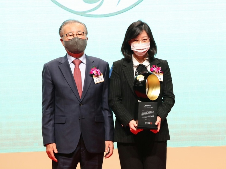 <strong><사진설명> 6일 서울시 중구에 위치한 신라호텔에서 개최된 '2022 한국의경영대상'에서 (왼쪽)한정화 한국능률협회컨설팅 한국의경영대상 심사위원장과 (오른쪽)오순영 KB국민은행 AI금융센터장이 기념촬영을 하고 있다. ⓒ타임즈</strong>