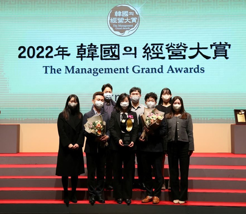 <strong>6일 서울시 중구에 위치한 신라호텔에서 개최된 '2022 한국의경영대상'에서 (앞에서 왼쪽 세번째)오순영 KB국민은행 AI금융센터장과 KB국민은행 직원들이 기념촬영을 하고 있다. ⓒ타임즈</strong>