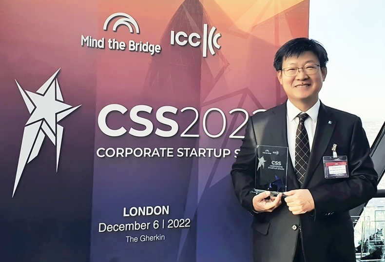 <사진은 지난 6일 영국 런던에서 개최된 ‘CSS Awards 2022’ 시상식에서 IBK기업은행 신동화 런던지점장이 기념촬영을 하고 있는 모습> ⓒ타임즈