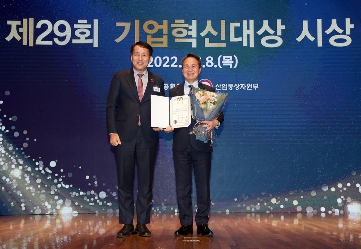 사진설명 : 지난 8일 서울시 중구 소재 대한상공회의소에서 진행된 ‘제29회 경영혁신대상’ 시상식에서 신한은행 진옥동 은행장(오른쪽)이 산업통상자원부 장영진 차관과 기념촬영하는 모습 ⓒ타임즈