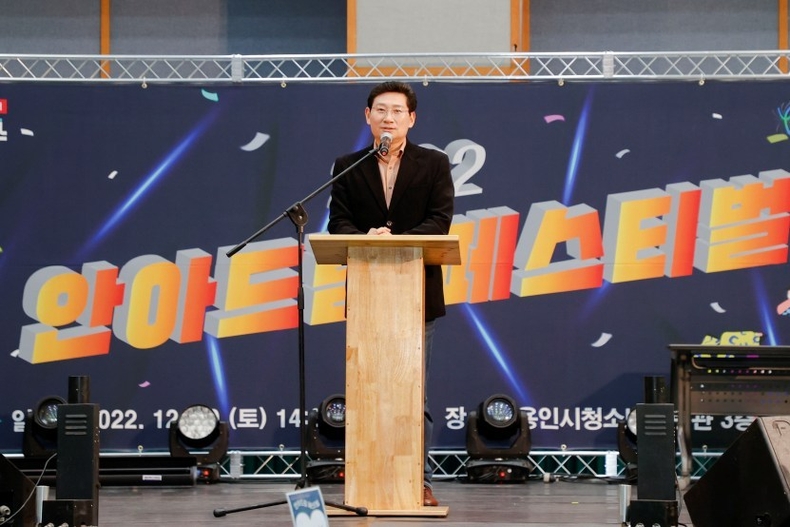 이상일 용인특례시장이 10일 ‘2022 안녕 아름다운 꿈드림 페스티벌’에서 인사말을 하고 있다. (1) ⓒ타임즈