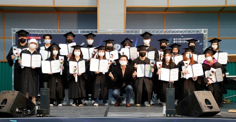 이상일 용인특례시장이 10일 ‘2022 안녕 아름다운 꿈드림 페스티벌’에서 꿈드림 졸업생들과 기념촬영을 하고 있다. ⓒ타임즈