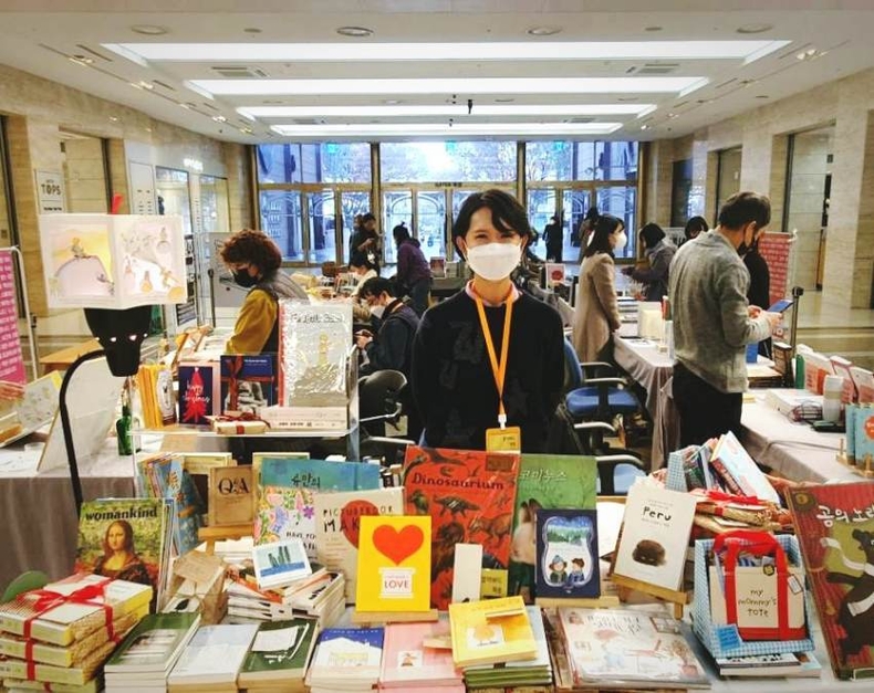 12월 9일부터 11일까지 분당롯데백화점 1층 로비에서 경기도 지역 출판사 및 서점 운영 활성화를 위한 기회의 장이 열렸다. (1) 타임즈