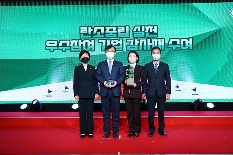 서울시 동작구에 위치한 서울여성플라자에서 진행된 ‘2022년 탄소중립 생활실천 국민대회’에서 탄소중립 실천 우수기업 환경부 감사패 수상 후 신한은행 조정훈 ESG 본부장(왼쪽에서 두번째)과 환경부 한화진 장관( 왼쪽에서 첫번째)이 관계자들과 기념 촬영하는 모습 ⓒ타임즈
