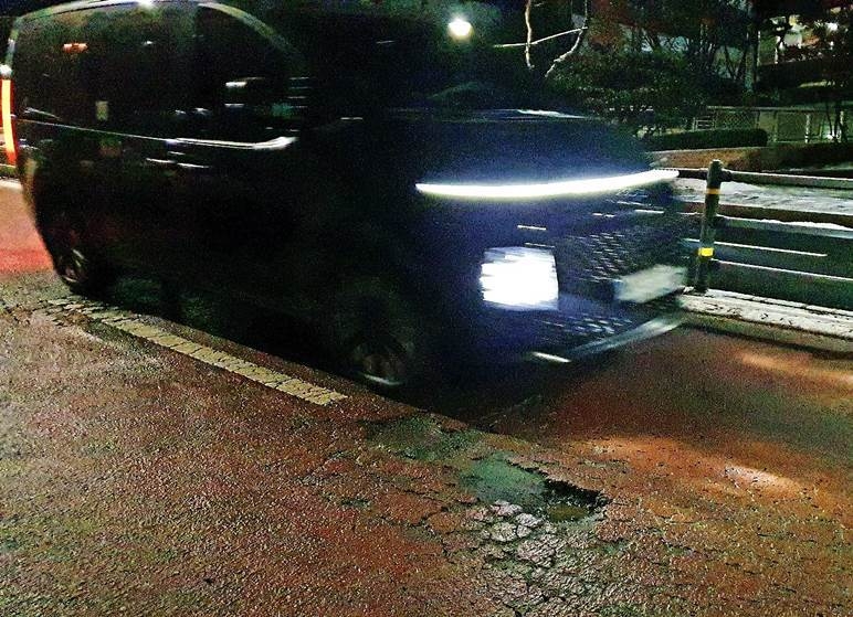 도로 노면파임 현상이 있는 도로를 자동차가 지나가고 있는 사진 (2) ⓒ타임즈