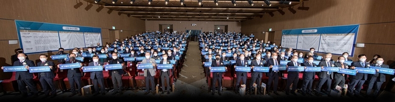 사진 1. 15일(목) 신협중앙연수원에서 개최된 ‘2022년 신협 사회공헌의 날’ 행사에서 참석 내·외빈이 퍼포먼스를 진행하고 있다 ⓒ타임즈