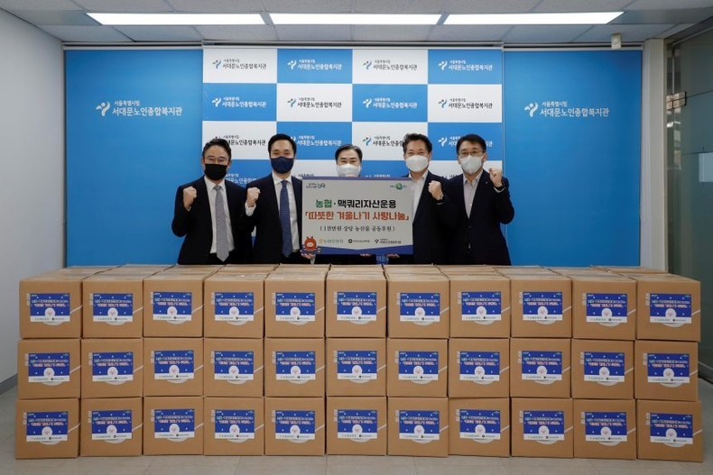서울시 서대문구에 위치한 서대문노인종합복지관을 찾아 총 1천만원 상당의 농산물을 공동으로 기부하며 사랑나눔에 나섰다. (보도 사진) ⓒ타임즈