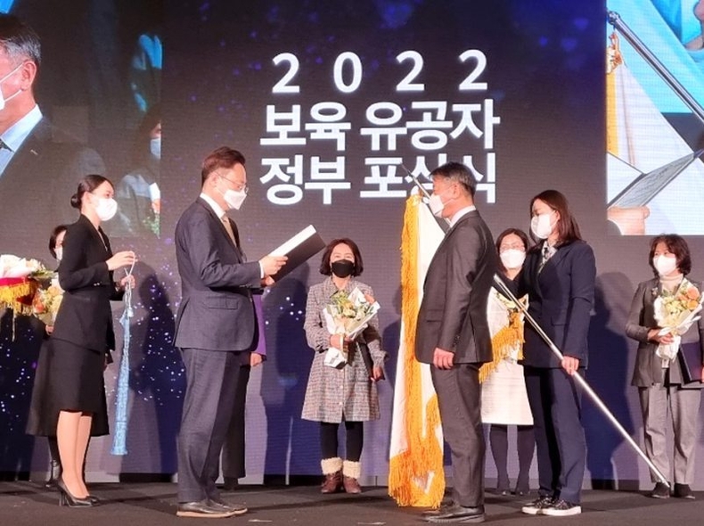 1-1. 이희준 용인시 제1부시장이 지난 20일 2022년 보육 유공 정부포상 시상식에 참석해 조규홍 보건복지부장관으로부터 국무총리상을 받고 있다. ⓒ타임즈