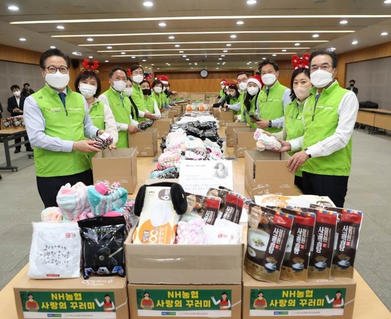 3일 서울 중구 본관에서 이웃과 따뜻한 겨울나기 나눔활동의 일환으로 ‘사랑의 꾸러미 포장행사’를 개최했다. ⓒ타임즈