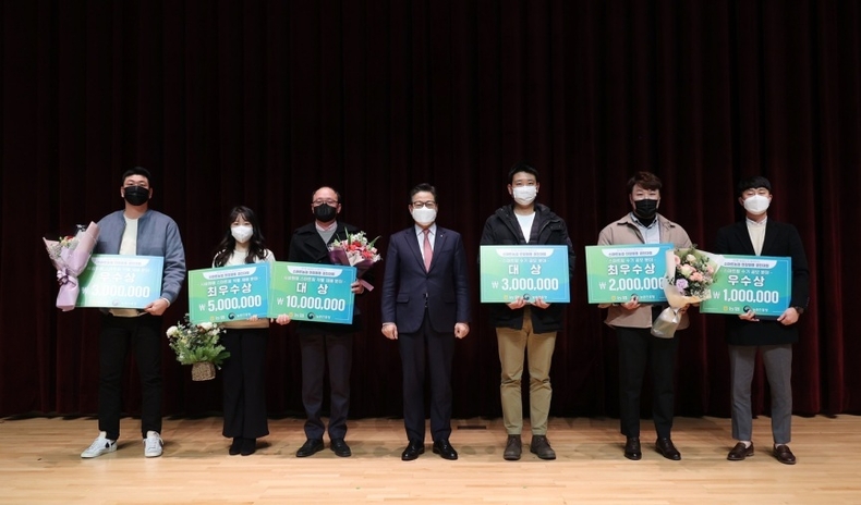 농촌진흥청(청장 조재호)과 공동으로 16일 전북 전주 농친청 국제회의장에서 「제1회 농업인과 함께하는 스마트농업 현장활용 경진대회」시상식을 개최했다.<br>
ⓒ타임즈