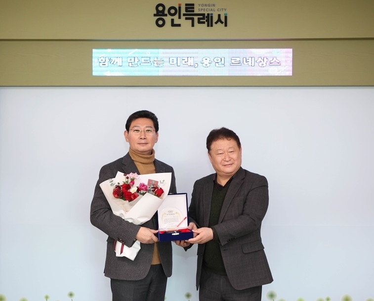 이상일 용인특례시장이 28일 임태희 경기도교육감을 대신해 강원하 용인교육지원청 교육장에게 ‘제38회 경기교육대상’을 전달받고 기념촬영을 하고 있다. ⓒ타임즈