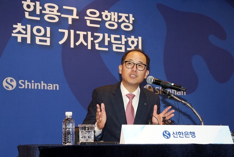 기자 간담회 사진 (1) ⓒ타임즈<br>
-기자간담회 사진: 30일 서울 중구 세종대로 소재 신한은행 본점에서 취임식 이후 진행된 기자간담회에서 한용구 신한은행장이 질문에 답하는 모습