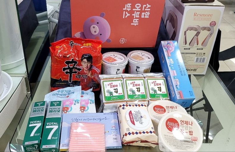 사진 2. 평택성동신협이 ‘2022 온 세상 나눔 캠페인’을 통해 난방용품과 생필품이 담긴 ‘어부바 박스’를 에너지 취약가구에 전달했다 ⓒ타임즈