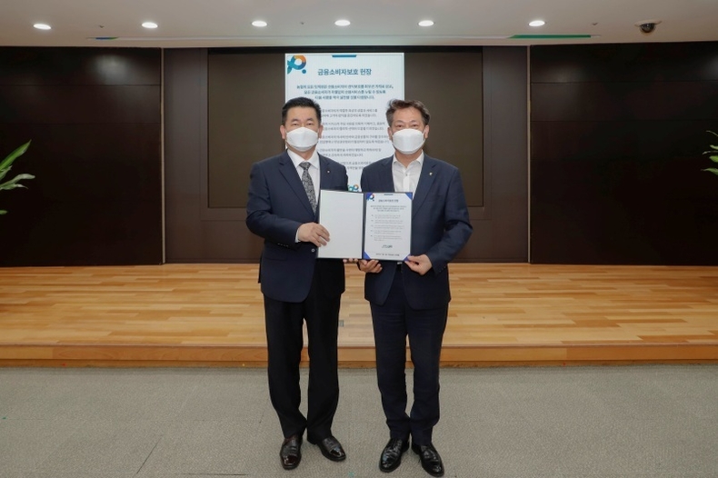 3일 서울시 중구 농협중앙회 본관에서 조소행 상호금융대표이사와 100여명의 임직원이 참석한 가운데 「금융소비자보호 헌장」을 선포하고 소비자보호에 앞장설 것을 결의했다. ⓒ타임즈
