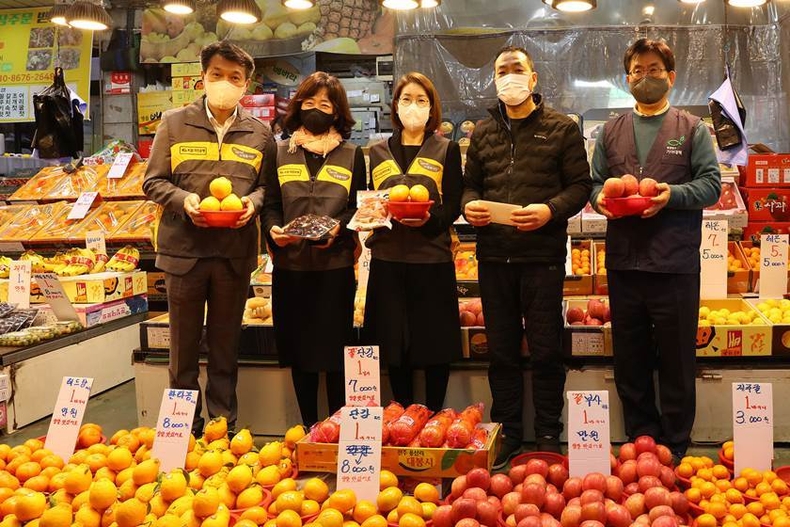 (보도사진3)KB국민은행, 2023 설날맞이 전통시장 사랑나눔 행사 실시 ⓒ타임즈<br>
<strong>11일 서울시 양천구에 위치한 신영시장에서 열린 설날맞이 '전통시장 사랑나눔 행사'에서 (왼쪽부터)성채현 KB국민은행 영업그룹 부행장, 김은덕 KB국민은행 강서지역그룹 대표, 문혜숙 KB국민은행 ESG본부장, (오른쪽 첫번째)유원식 기아대책 회장이 신영시장 상인과 기념촬영을 하고 있다.</strong>