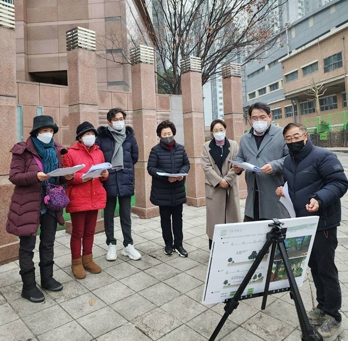 잠실2동 한가람로(신천중학교에서 리센츠아파트 구간) 녹지대 재조성 사업을 시행하기 위한 시비 14억5천만원을 확보하여 이성배 시의원(송파4)·지역주민과 함께 현장설명회 현장 사진 ⓒ타임즈