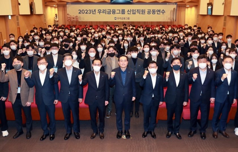 우리금융, 그룹 신입직원 공동연수 실시 ⓒ타임즈<br>
■사진설명 : 우리금융그룹(회장 손태승)은 그룹 신입직원을 대상으로 공동연수를 진행한다고 30일 밝혔다. 손태승 회장(가운데), 그룹사 대표이사, 그룹 신입직원이 함께 기념촬영을 하고 있다.