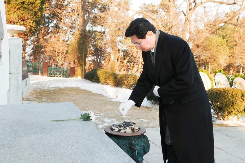 1.이상일 용인특례시장이 1일 처인구 남동 용인중앙공원을 찾아 현충탑에 헌화하고 참배하고 있다. ⓒ타임즈