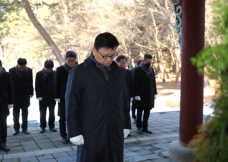 0101 이원덕 우리은행장, 임원진과 홍유릉 참배 실시 ⓒ타임즈