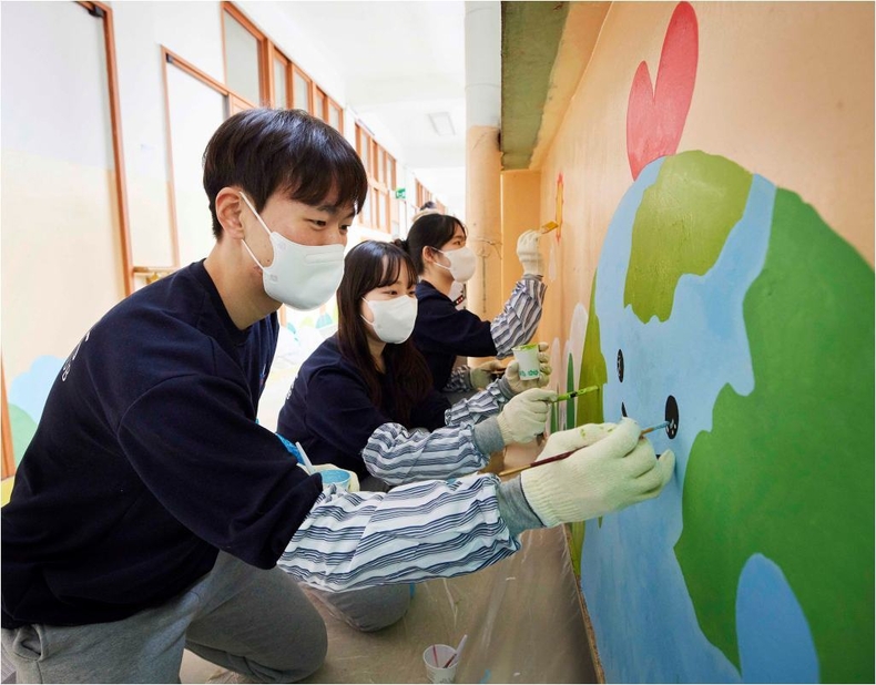 신입행원 사랑의 벽화 그리기(1) ⓒ타임즈