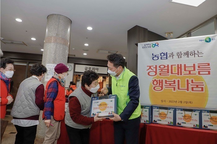 2일 정월대보름을 앞두고 임직원과 함께 마포노인종합복지관(관장 장천식)을 찾아 300여명의 어르신들께 오곡밥을 나눠드리며 새해인사를 전하는 등 뜻깊은 시간을 가졌다. ⓒ타임즈