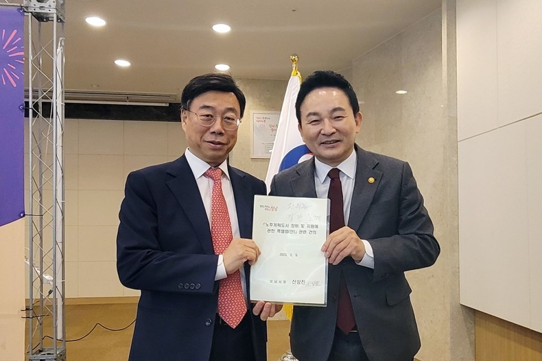 신상진 성남시장(왼쪽)은 9일 ‘노후계획도시 정비·지원에 관한 특별법(안)’ 관련 건의 내용을 원희룡 국토부 장관에 전달했다 ⓒ타임즈