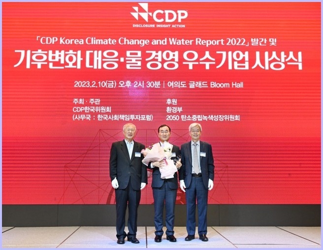 사진은 지난 10일 여의도 글래드호텔에서 열린 ‘2022 CDP Korea Awards’에서 IBK기업은행 문창환 경영전략그룹장(가운데)과 양춘승 CDP 한국위원회 부위원장(왼쪽), 장지인 CDP 한국위원회 위원장(오른쪽)이 시상식을 마치고 기념촬영을 하고 있는 모습 ⓒ타임즈