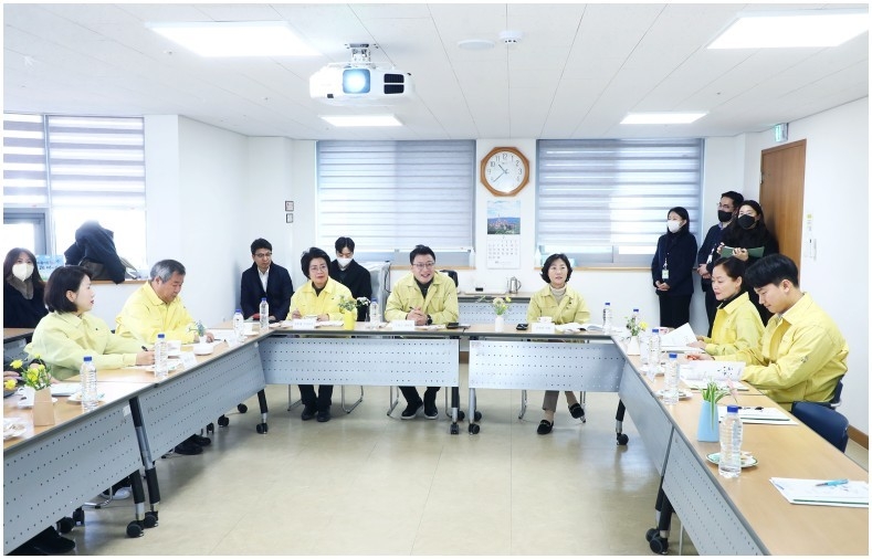제299회 임시회 상임위원회 활동으로 2023. 2.15.(수) 잠실종합사회복지관을 방문하여 시설 견학 및 무료 급식 봉사를 하였다. ⓒ타임즈 