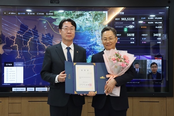 김광재 화성산업진흥원 신임 원장(오른쪽)이 정명근 화성시장(왼쪽)으로부터 임명장을 수여 받은 후 기념 촬영을 하고 있다. ⓒ타임즈