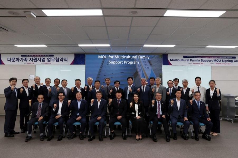 사진 2. 신협과 주한 캄보디아 대사관이 체결한 ‘다문화가족의 생활 안정 및 금융서비스 지원을 위한 업무협약식’에 참석한 관계자들의 모습 ⓒ타임즈