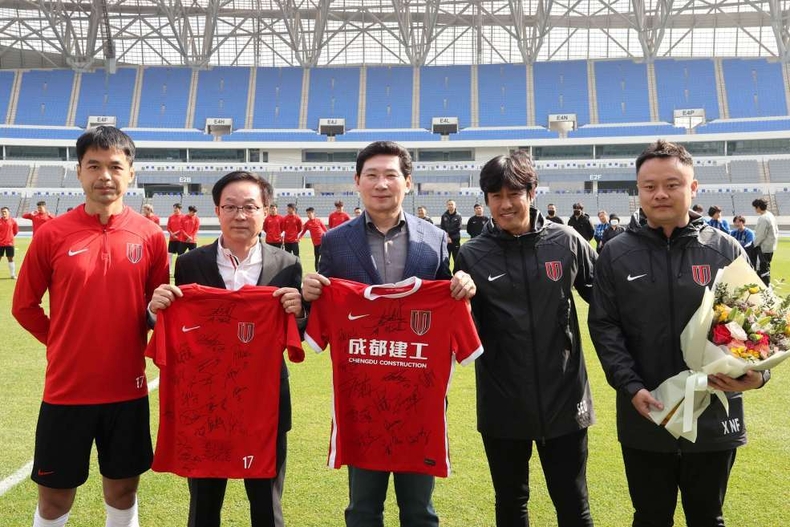 1.이상일 용인특례시장이 중국 청두 룽청FC 서정원 감독 등과 기념촬영을 하고 있다.(가운데가 이상일 시장, 왼쪽 두번째가 오광환 용인시체육회장, 오른쪽 두번째가 서정원 감독) ⓒ타임즈