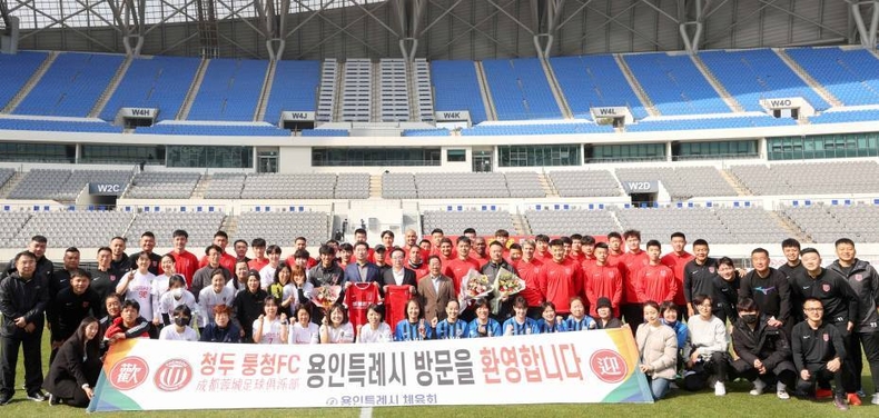 2.11일 처인구 삼가동 미르스타디움에서 열린 환영식에 참가한 이상일 용인특례시장과 중국 청두 룽청FC 선수단, 기흥구 여성축구대표클럽, 서농 시스터즈FC 선수 등이 기념촬영을 하고 있다. ⓒ타임즈
