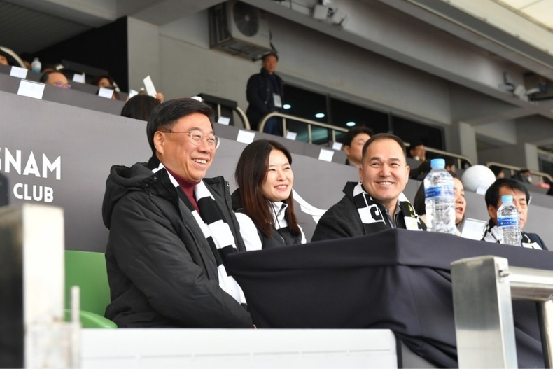 신상진 성남시장 한미 동맹 70주년 맞아 로이드 브라운 주한미군 용산기지 사령관과 성남FC 응원 ⓒ타임즈