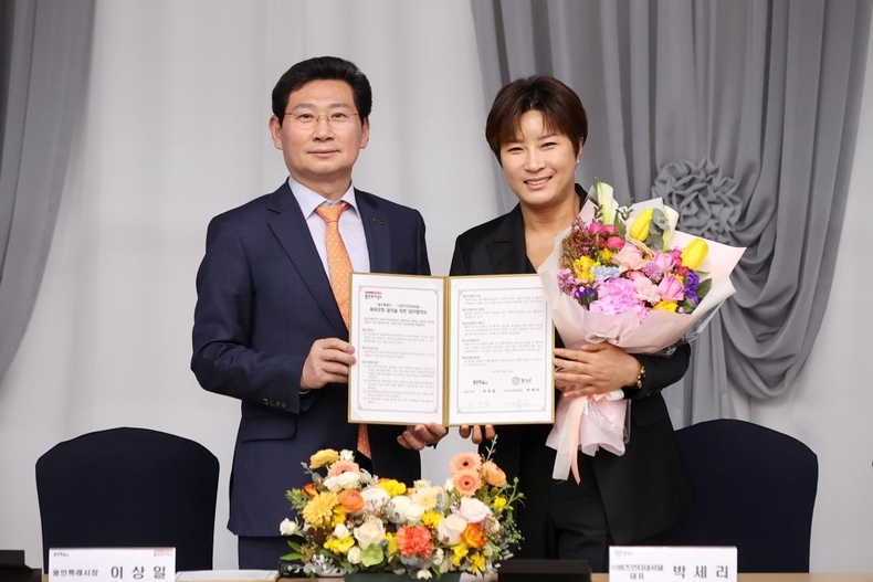 8-1. 용인특례시 체육문화 발전을 위한 업무협약식에서 협약서에 서명한 이상일 용인특례시장과 박세리 대표 ⓒ타임즈