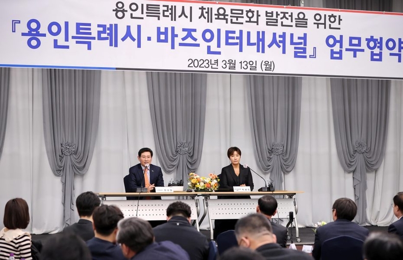 8-2. 용인특례시 체육문화 발전을 위한 업무협약식에서 협약서에 서명하고 있는 이상일 용인특례시장과 박세리 대표 ⓒ타임즈